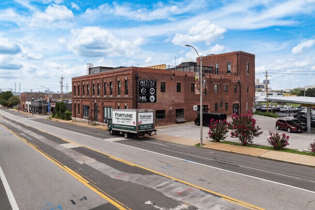 2017 Chouteau Ave
