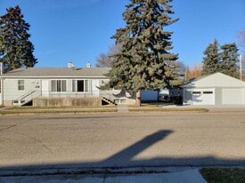 1602 Hanaford Ave in Bismarck, ND - Building Photo