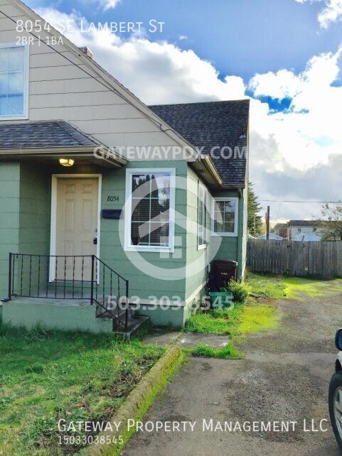 8054 SE Lambert St in Portland, OR - Building Photo