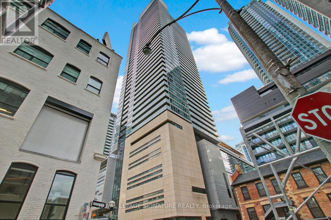 80-3280 John St in Toronto, ON - Building Photo