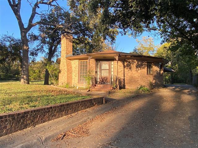 1805 E Beverly Dr in Corsicana, TX - Building Photo