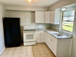 39500 Lincoln Ave in Zephyrhills, FL - Building Photo - Building Photo