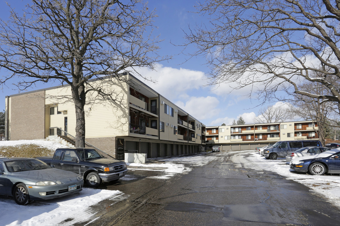 Country Inn West Apartments in Bloomington, MN - Building Photo