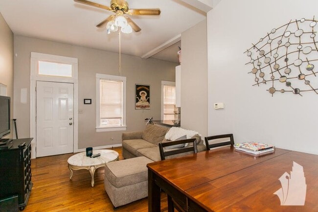 1016 W Fry St in Chicago, IL - Building Photo - Building Photo