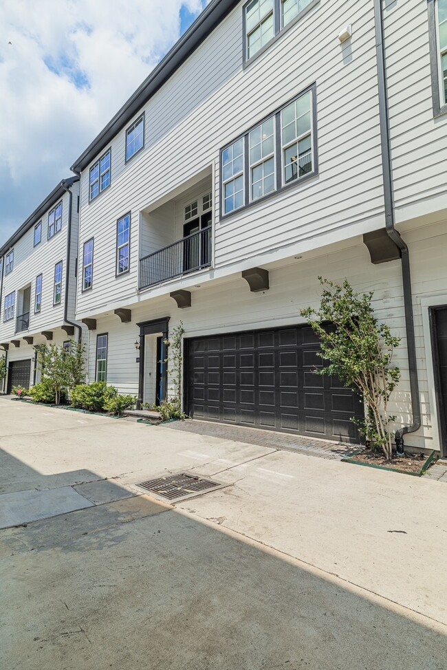 10760 Craighead Dr in Houston, TX - Building Photo - Building Photo