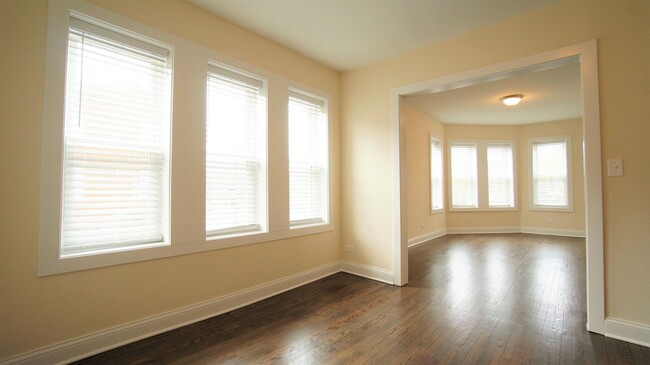 2349 N Drake Ave, Unit 3533-3