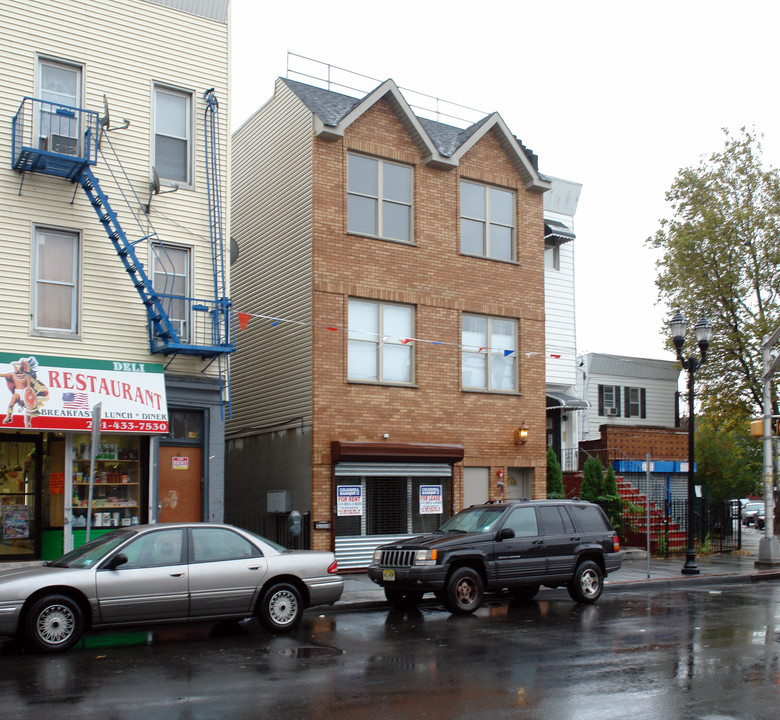 4 Jordan Ave in Jersey City, NJ - Building Photo