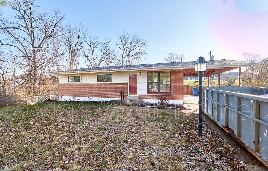 10721 Corning Dr in St. Louis, MO - Building Photo