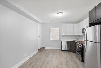 7326 N Damen Ave in Chicago, IL - Building Photo - Building Photo