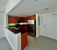 101 E Flagler St, Unit 707 in Miami, FL - Building Photo