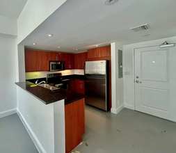 101 E Flagler St, Unit 707 in Miami, FL - Building Photo - Building Photo