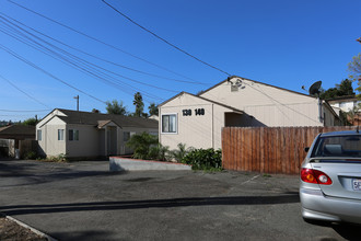 130 Camino Corto in Vista, CA - Foto de edificio - Building Photo