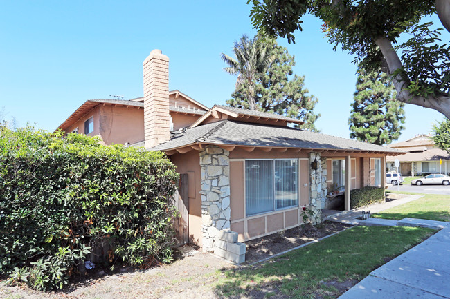 16931 Gothard St in Huntington Beach, CA - Foto de edificio - Building Photo