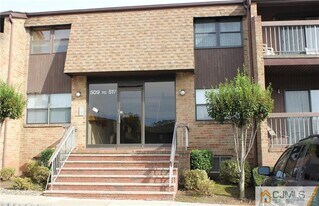 512 Sharon Garden Ct in Woodbridge Township, NJ - Building Photo