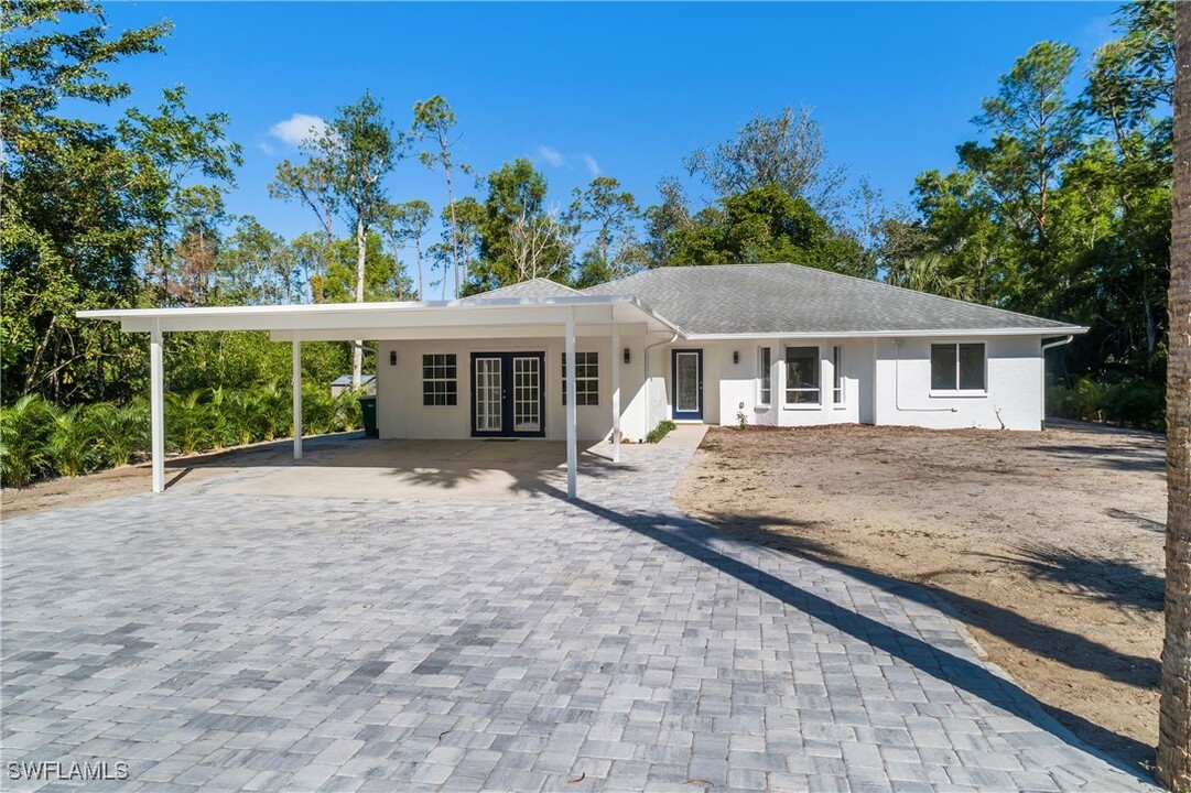 6147 English Oaks Ln in Naples, FL - Building Photo