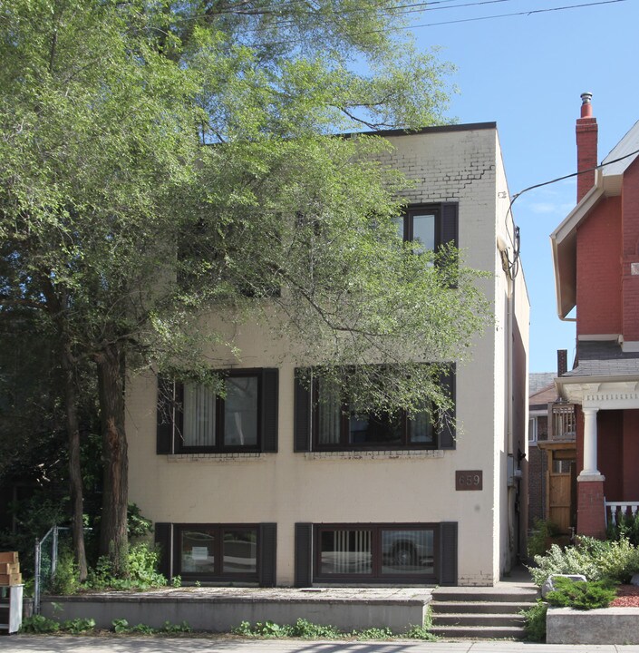 659 Annette St in Toronto, ON - Building Photo