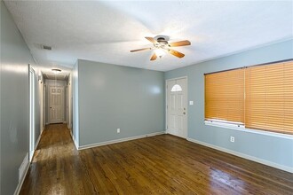 4979 Paris Ave in Powder Springs, GA - Foto de edificio - Building Photo