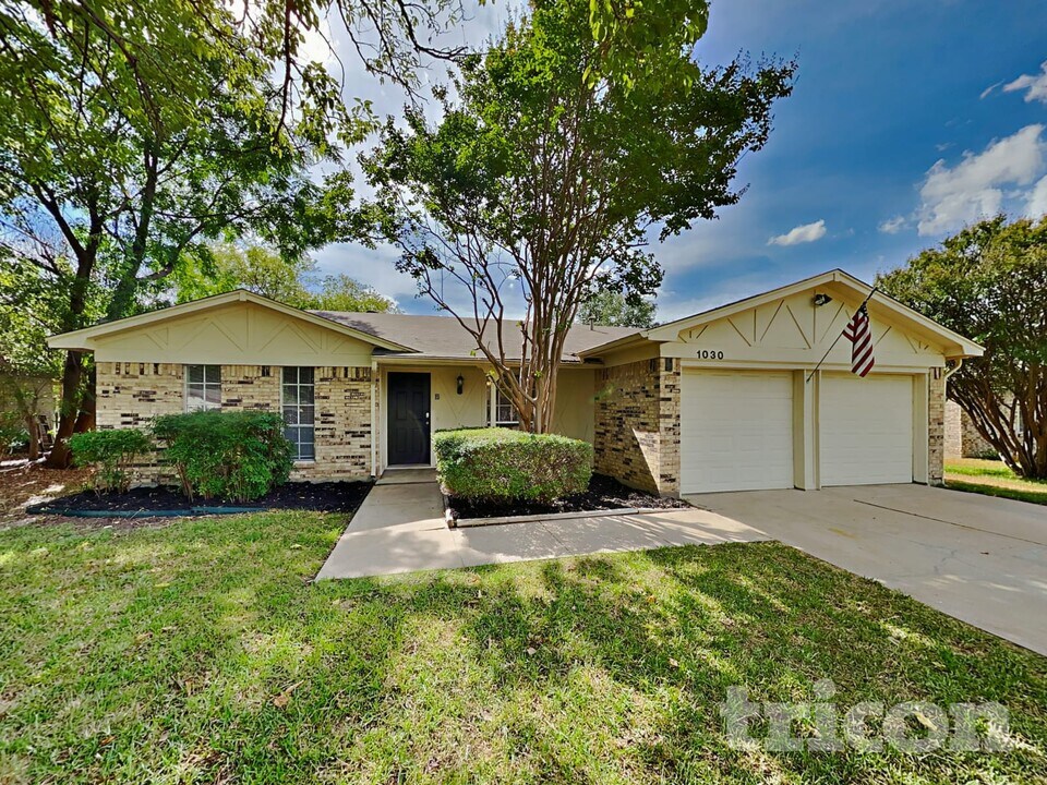 1030 Bryant St in Benbrook, TX - Building Photo