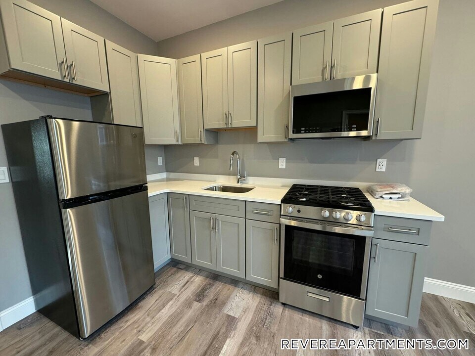 1499 N Shore Rd in Revere, MA - Building Photo
