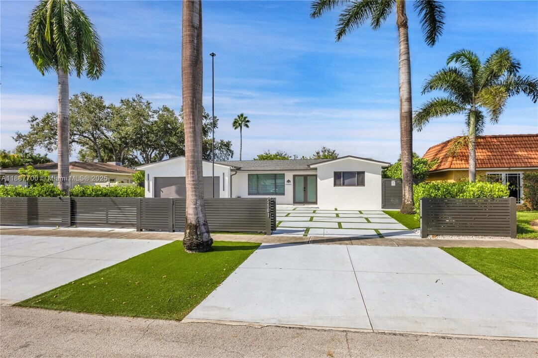 5501 McKinley St in Hollywood, FL - Building Photo