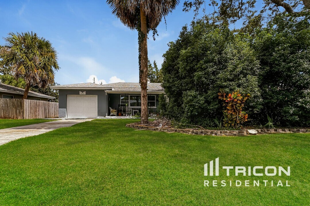 405 Kerry Dr in Clearwater, FL - Building Photo