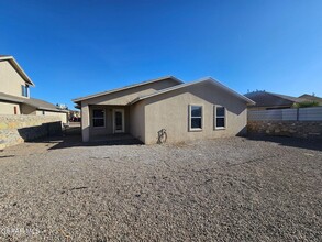 3361 Tierra Fertil Dr in El Paso, TX - Foto de edificio - Building Photo