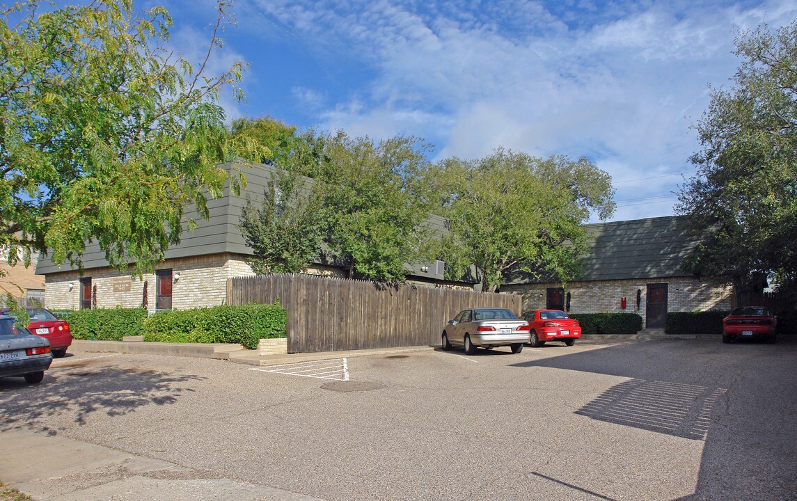 Quaker Pines Apartments and Townhomes in Lubbock, TX - Building Photo