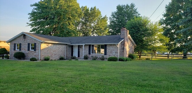 2040 Megrue Dr in Lawrenceburg, IN - Foto de edificio - Building Photo