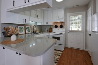 Edgewood Apartments in Butner, NC - Foto de edificio - Building Photo