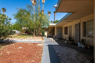 330 W Mariscal Rd in Palm Springs, CA - Building Photo - Building Photo