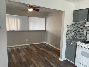 6004 Schroeder Rd, Unit Two-Bedrooms in Houston, TX - Foto de edificio - Building Photo