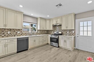 6717 Cedros Ave in Los Angeles, CA - Building Photo - Building Photo