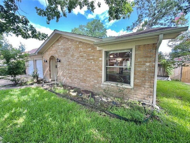 1765 Hialeah Dr in Seabrook, TX - Building Photo - Building Photo