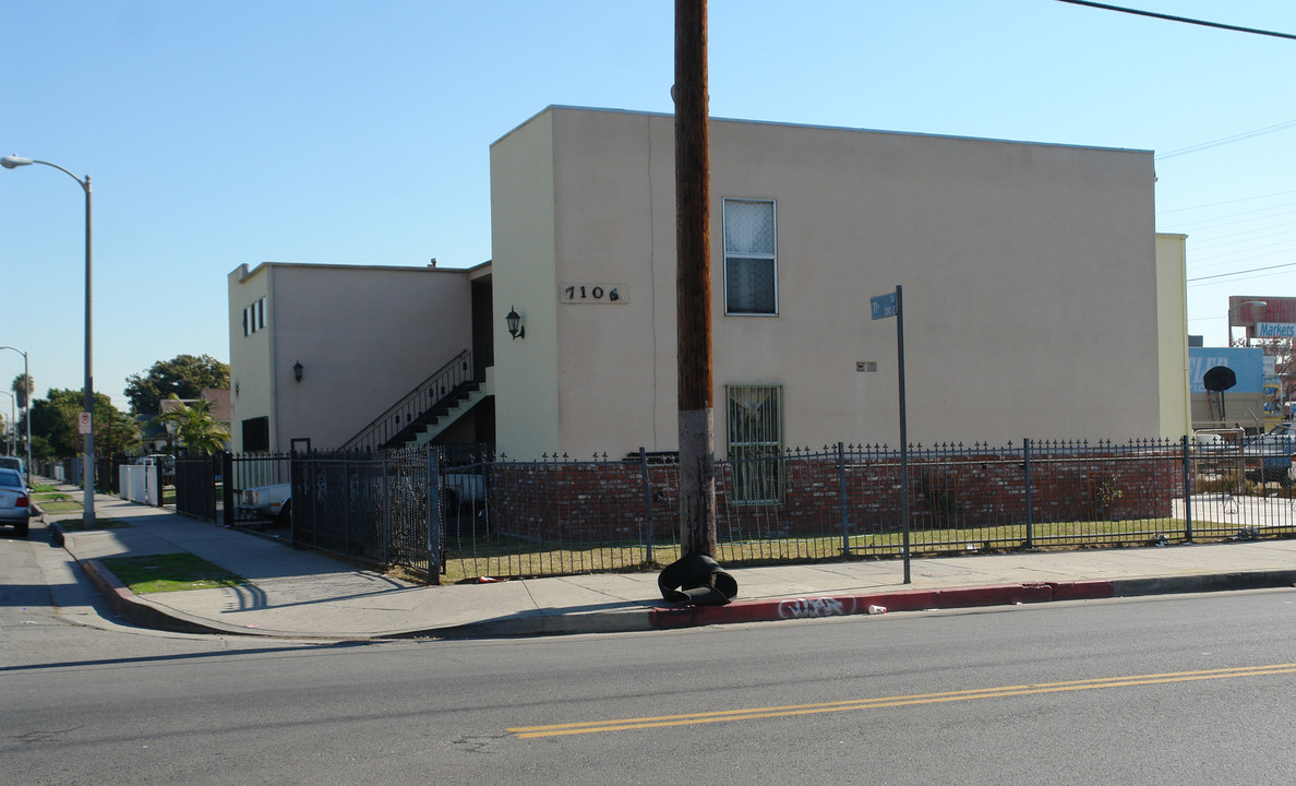 7104 S San Pedro St in Los Angeles, CA - Building Photo