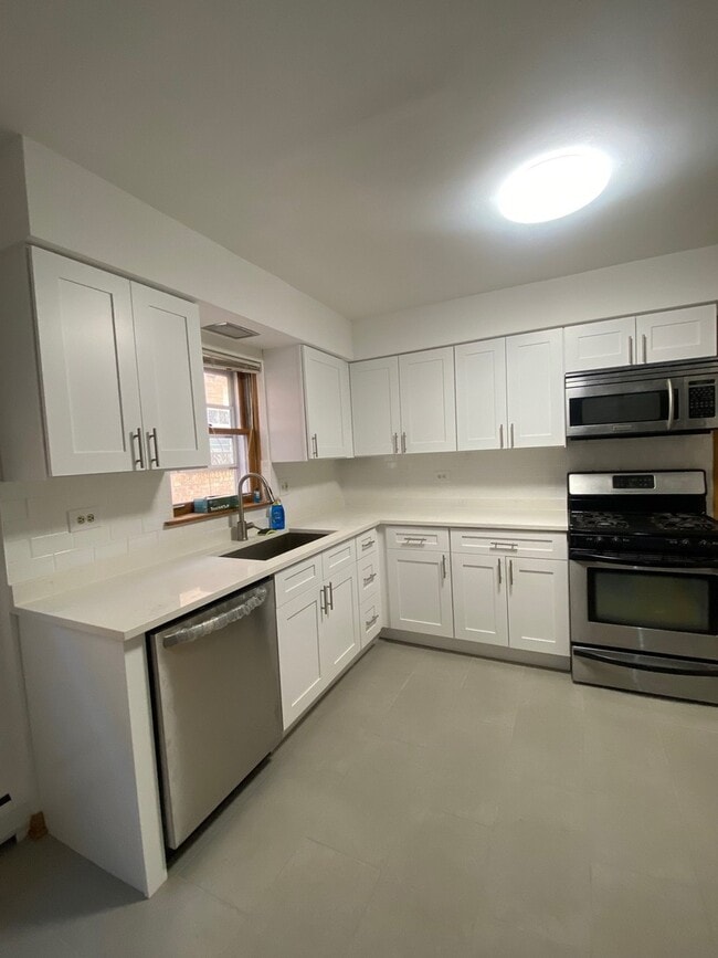 5230 N Delphia Ave in Chicago, IL - Building Photo - Building Photo
