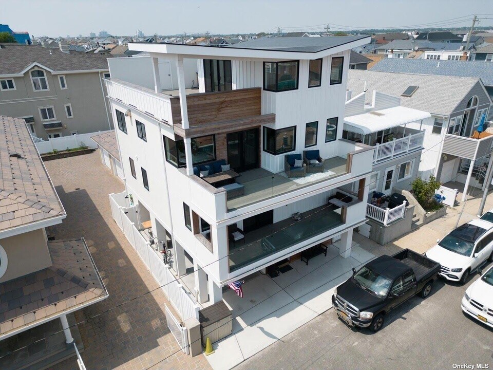 7 Indiana Ave in Long Beach, NY - Building Photo
