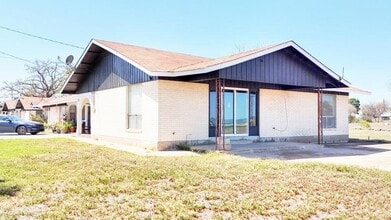 126 Lake Breeze Dr in Buchanan Dam, TX - Building Photo - Building Photo