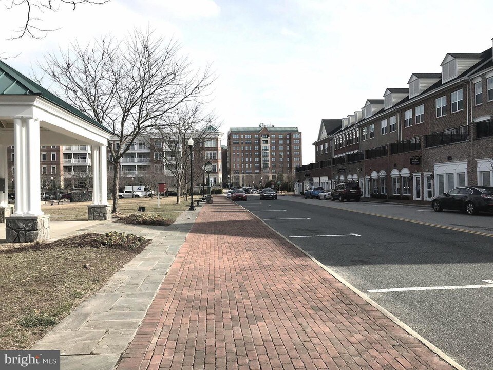 500 Belmont Bay Dr-Unit -401 in Woodbridge, VA - Building Photo