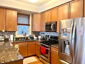 817 N Bishop St, Unit #2 in Chicago, IL - Foto de edificio - Building Photo