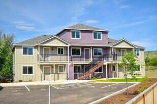 1979 Sky Park Dr in Medford, OR - Building Photo