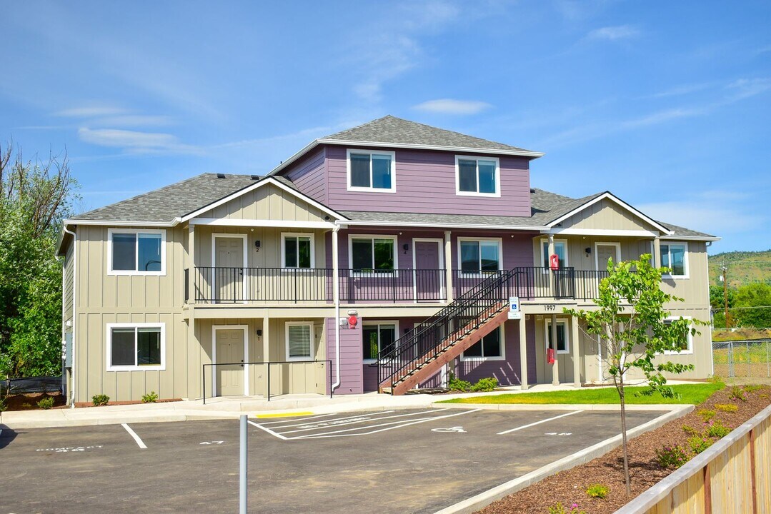 1979 Sky Park Dr in Medford, OR - Foto de edificio