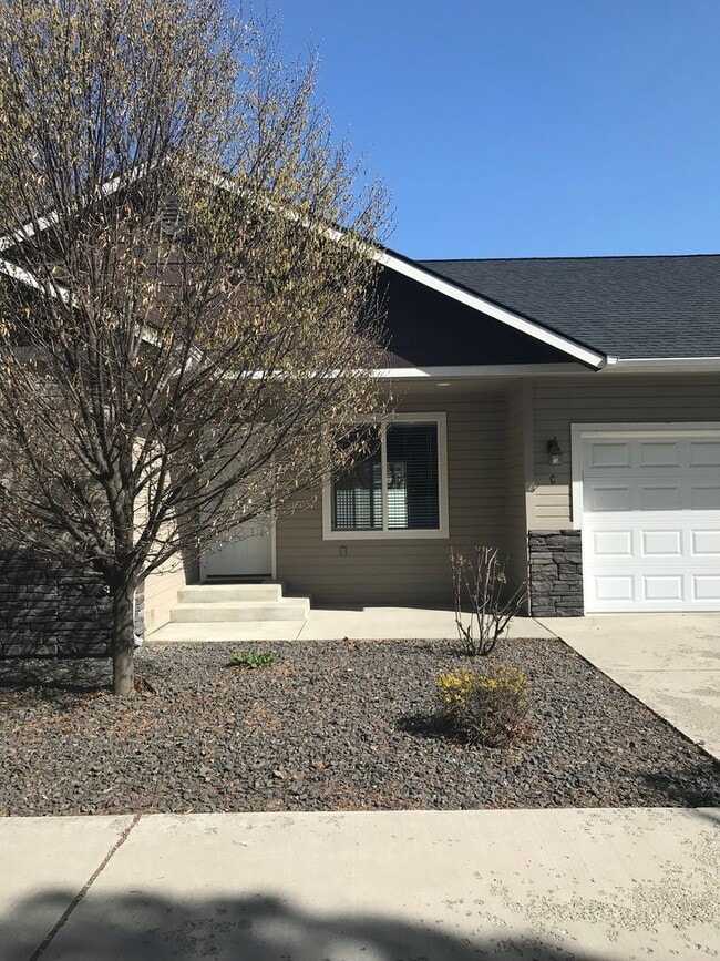 312 S 5th St in Selah, WA - Building Photo - Building Photo