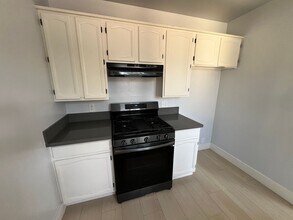 201 W Ash Ave in Burbank, CA - Building Photo - Building Photo