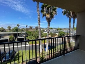 Ocean View Terrace Apartments in Oceanside, CA - Foto de edificio - Building Photo