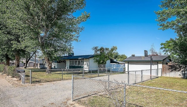 1856 Wegis Ave in Bakersfield, CA - Building Photo - Building Photo