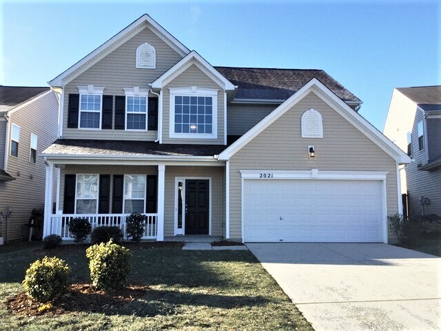 2021 Moss Creek Dr in Harrisburg, NC - Building Photo