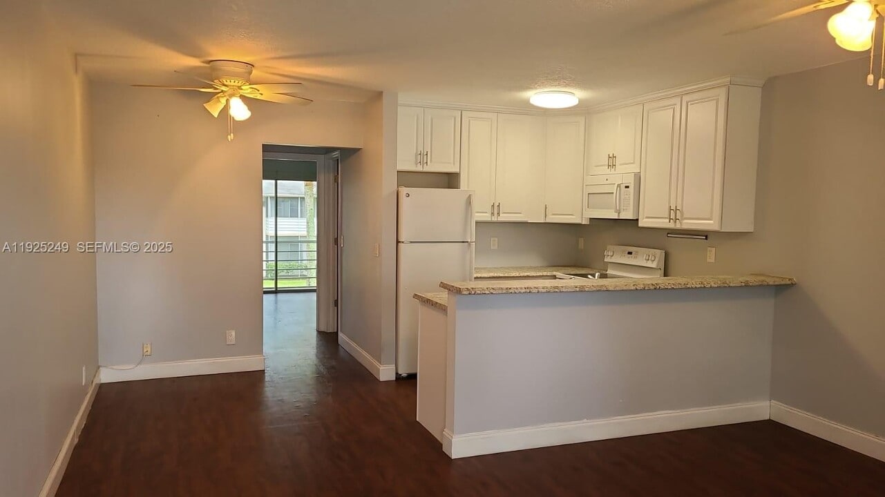47 Waltham B in West Palm Beach, FL - Building Photo