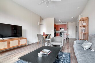 3210 Esperanza Crossing in Austin, TX - Foto de edificio - Building Photo