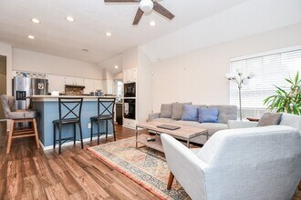 8323 Lake Crystal Dr in Houston, TX - Building Photo - Building Photo