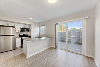 5005 Manor Rd in Austin, TX - Building Photo - Building Photo